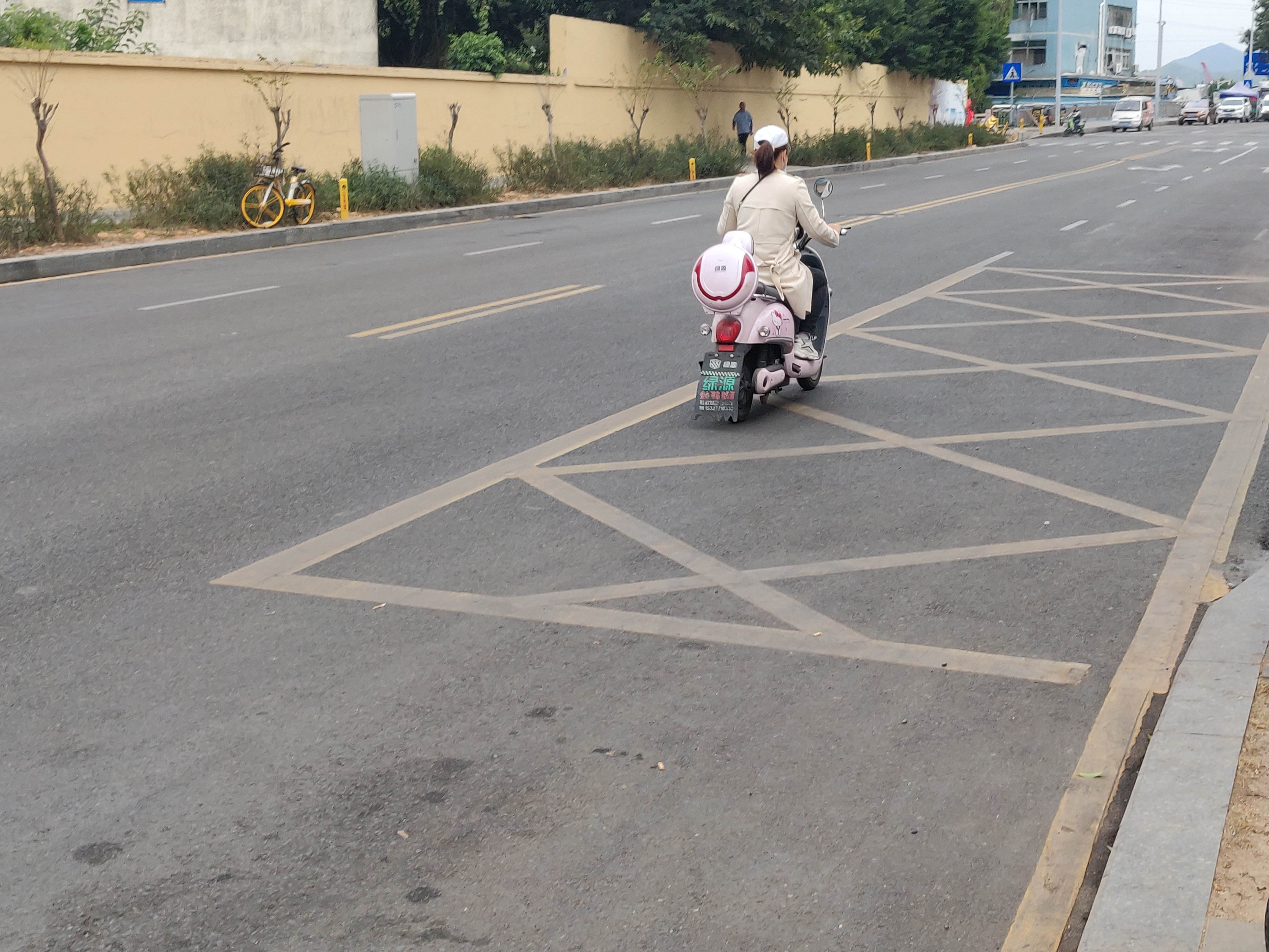 【随手拍】一辆电动车在机动车道中间行驶, - 随手拍 - 深圳论坛